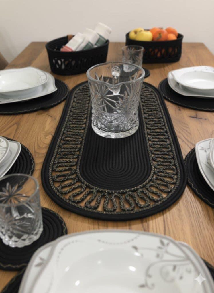 2ebb8d2d-52e2-4492-8393-bc14c448e1f9 Chemin de table Noir – Image 1