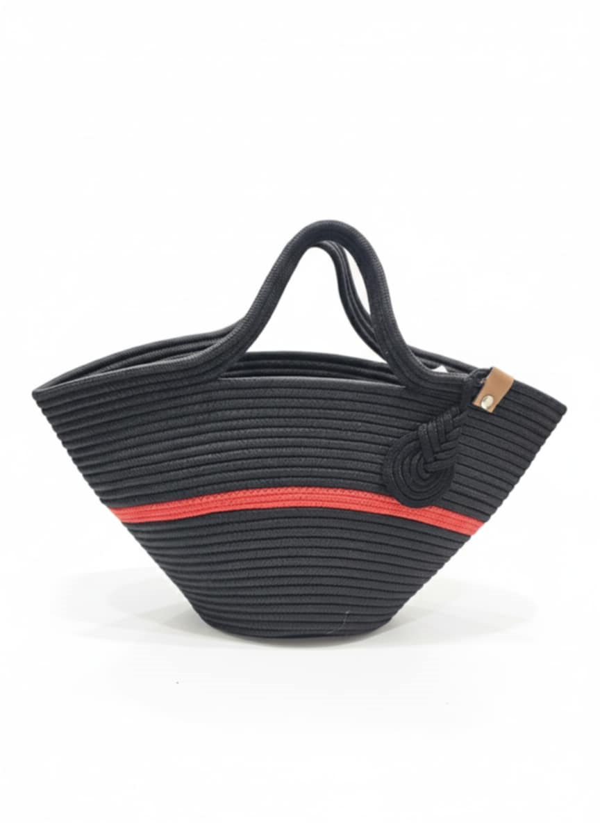 b16632eb-0629-4e1f-9a4d-00c49aeda3ca (1) Sac cabas tressé Noir avec touche Rouge 25CM – Image 1